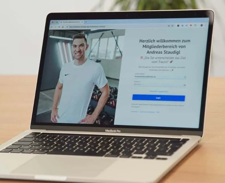 Die digitale Schulungsplattform der Staudigl Consulting GmbH auf einem Laptop